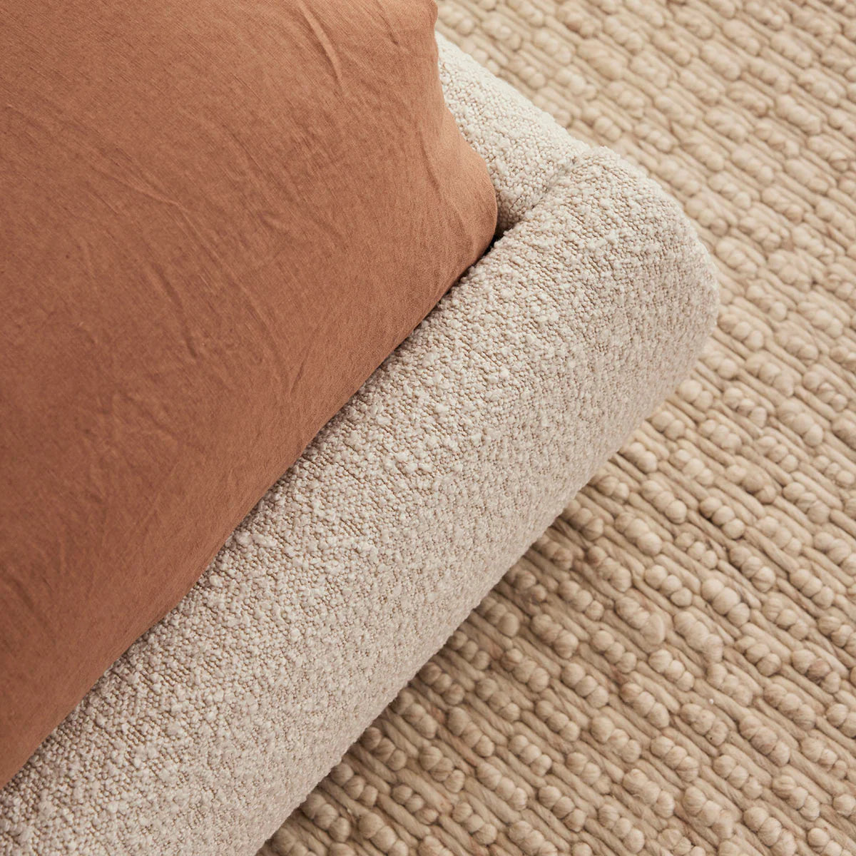 Sbalorditiva Boucle King Bedframe