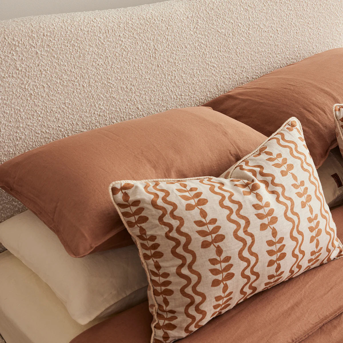 Sbalorditiva Boucle King Bedframe